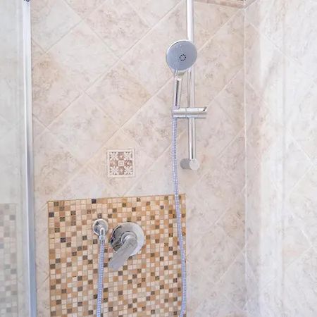 Ltpanella Jacqueline *